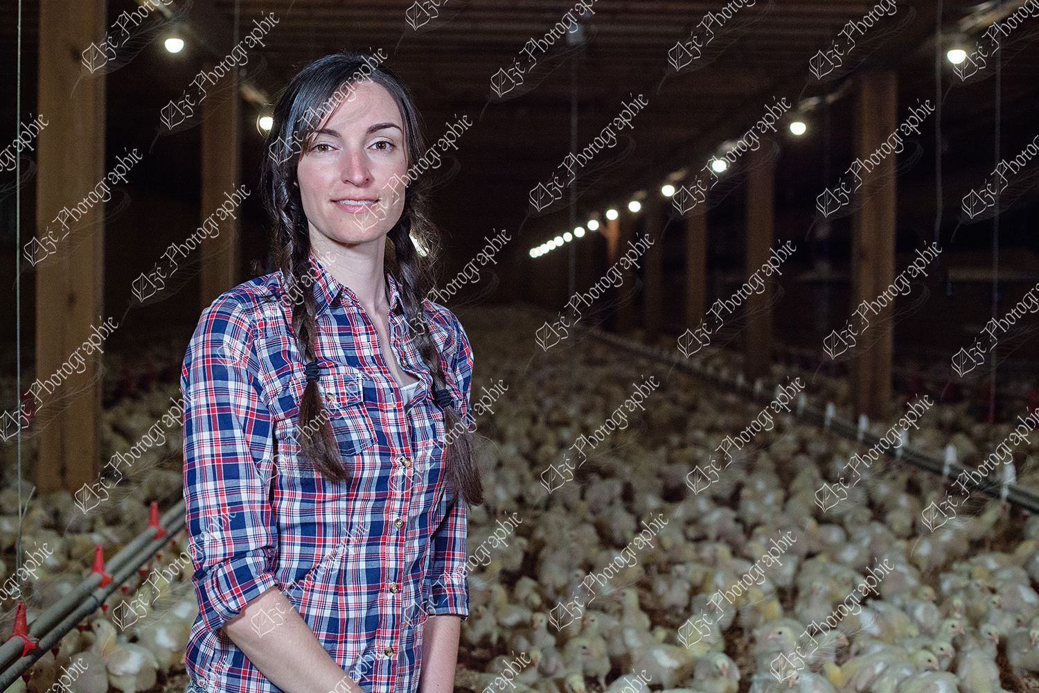 elze_photo_9033_femme_agricultrice_poulailler_young_farmer_chicken