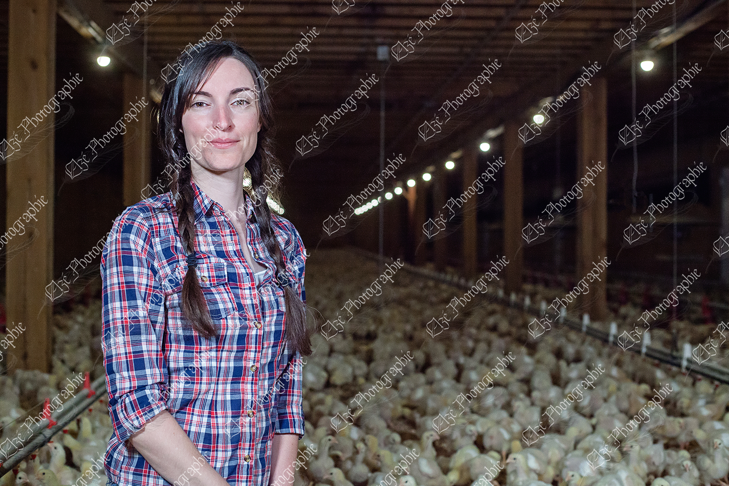 elze_photo_9035_jeune_femme_poulailler_farm_woman_chicken