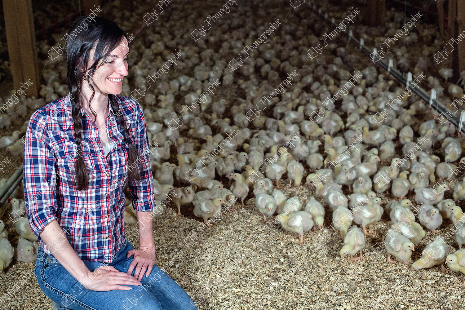 elze_photo_9047_agricultrice_heureuse_poulets_chicken_coop_lady