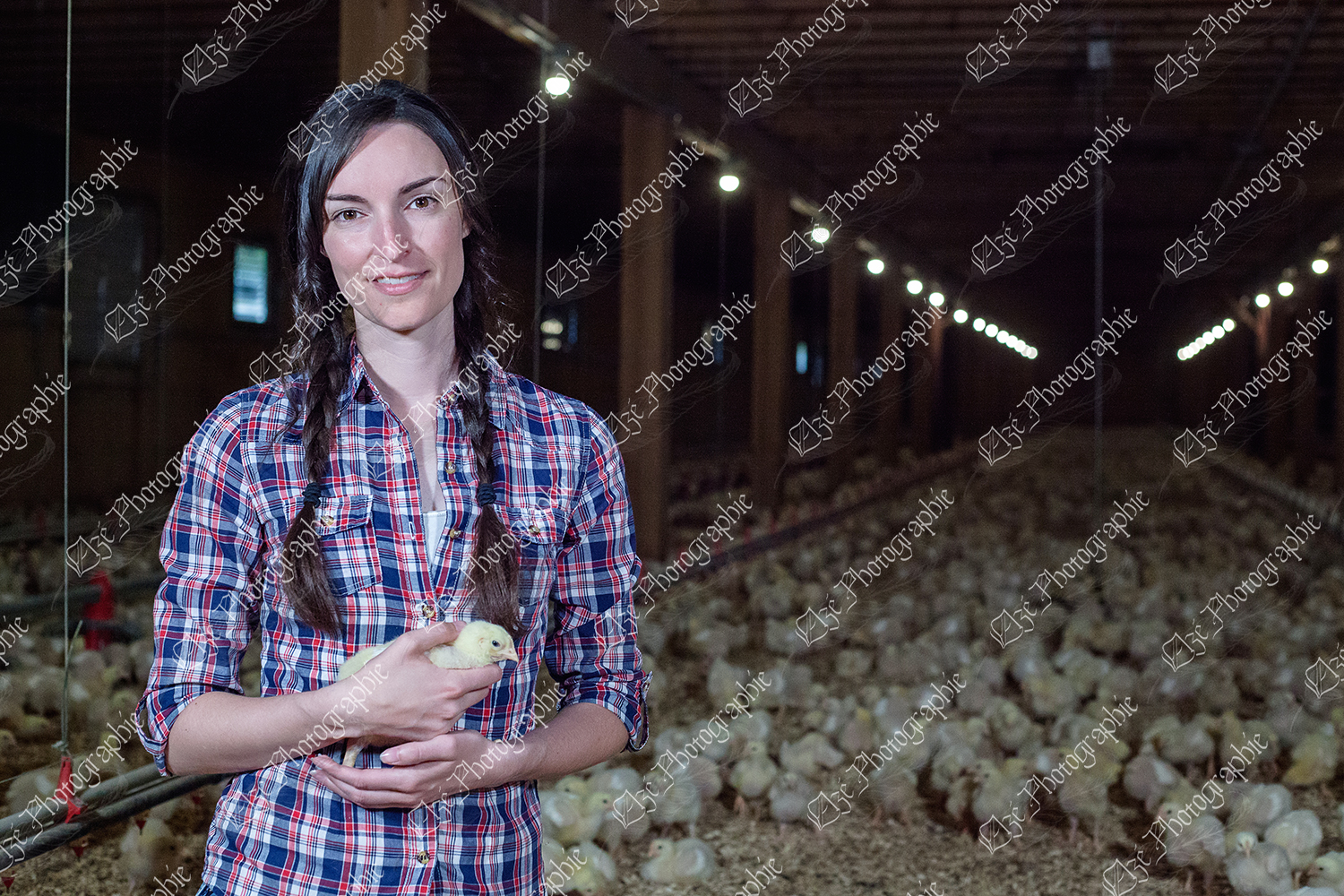 elze_photo_9076_agricultrice_sourire_poule_poultry_girl