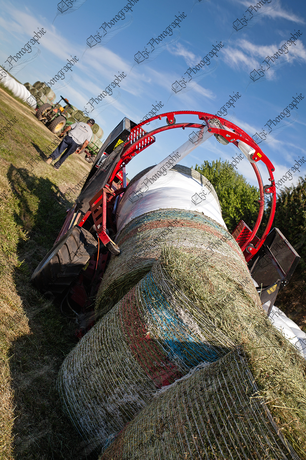 elze_photo_9280_agriculteur_enrobeuse_recolte_hay_harvest_tractor