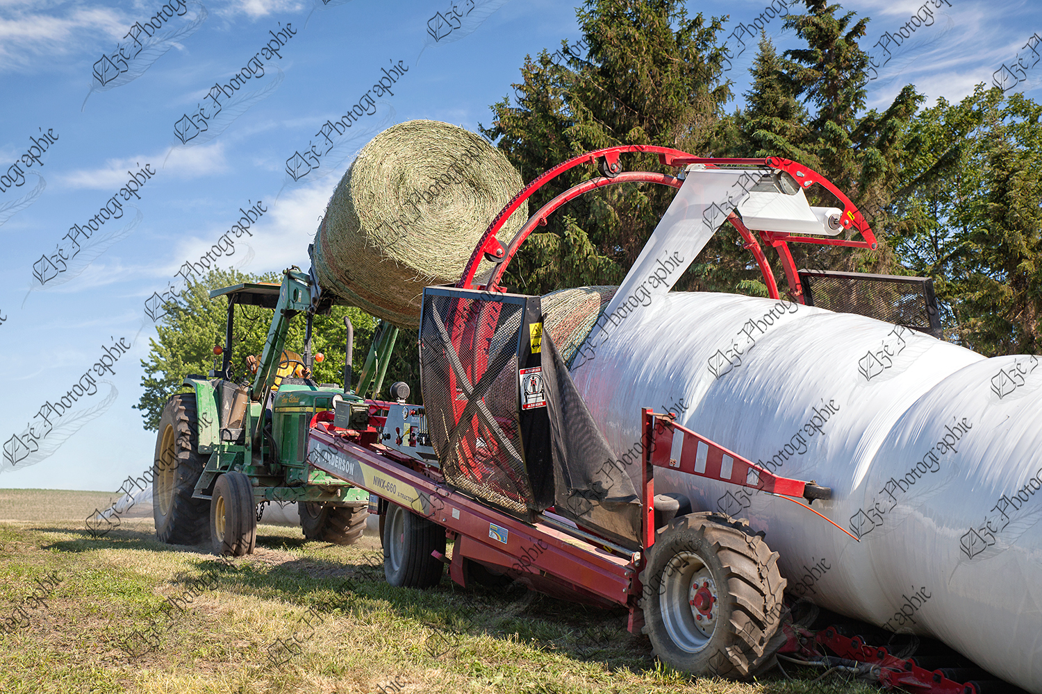elze_photo_9313_garde_enrobeuse_foin_round_ball_of_hay_tractor