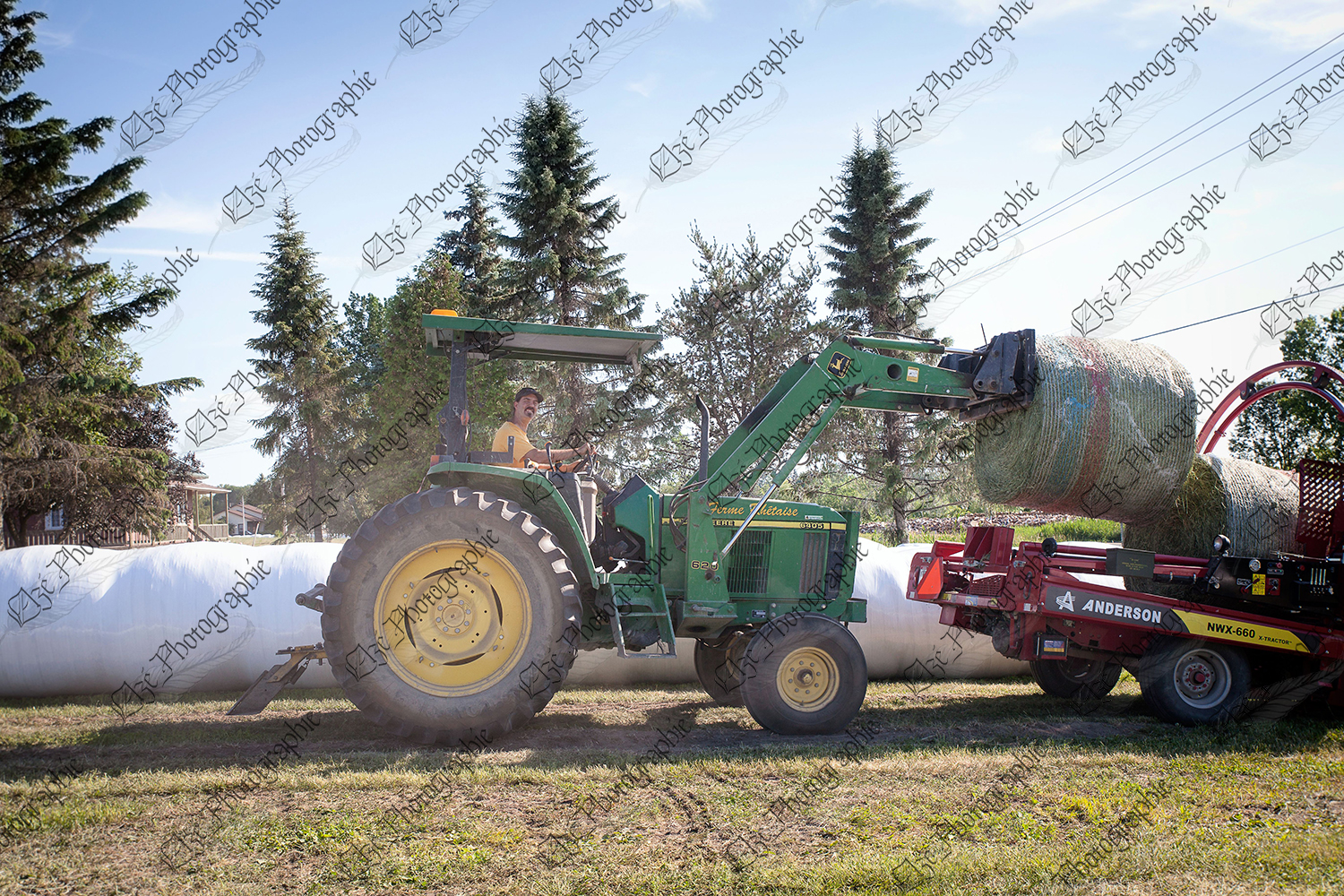 elze_photo_9361_heureux_agriculteur_tracteur_hay_harvesting_machinery