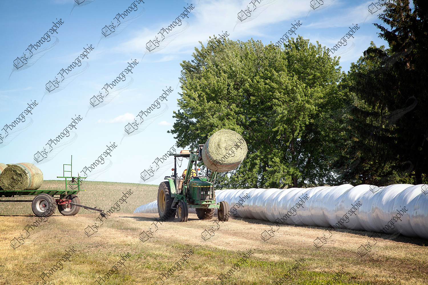 elze_photo_9371_entreposer_foin_tracteur_field_storing_hay