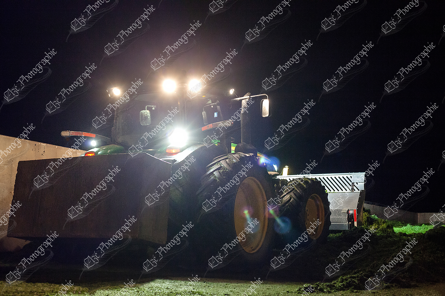 elze_photo_9715_compaction_ensilage_recolte_summer_night_tractor