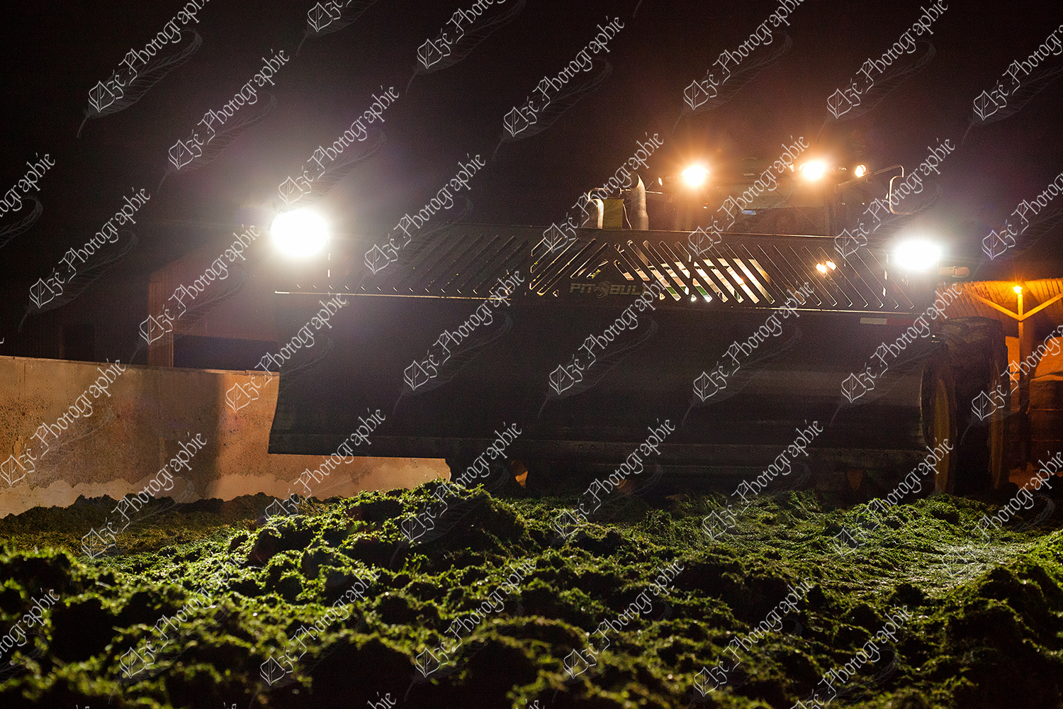 elze_photo_9765_compaction_machinerie_ensilage_tractor_grass