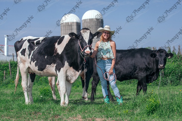 elze_photo_5830_fermiere_cowgirl_vache_holstein_farm_worker_summer_pasture