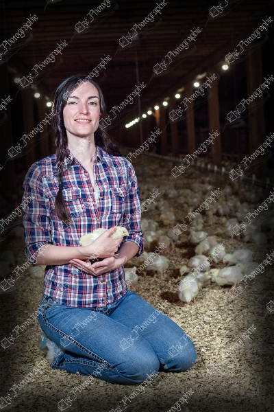elze_photo_9090_femme_ferme_poussin_chickens_farm