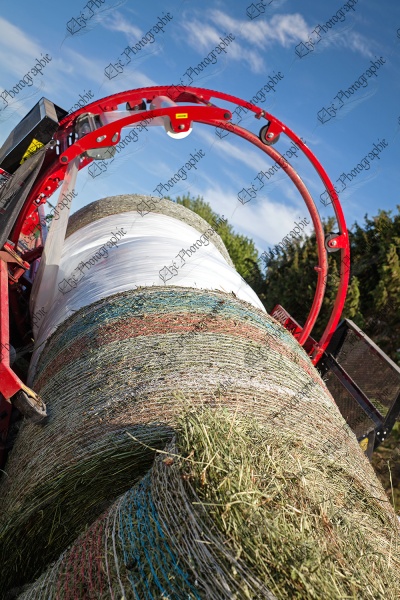 elze_photo_9278_enrobeuse_plastique_foin_baled_hay_plastic