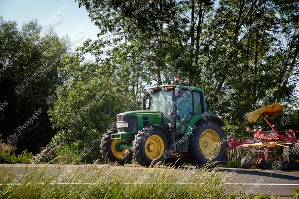 elze_photo_9338_rue_tracteur_transport_crops_in_the_field