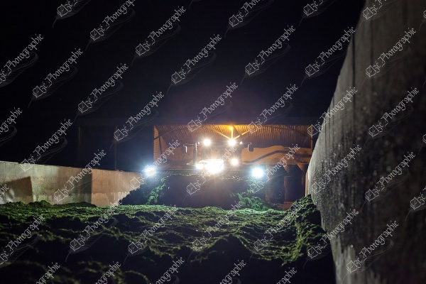 elze_photo_9757_recolte_ensilage_foin_compaction_tractor_night