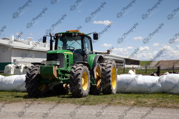 elze_photo_9909_ferme_foin_enrobe_tractor_john_deere_front_barrel